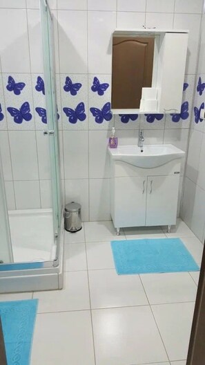 Shower, hair dryer, towels, soap - Emir Palas Hotel (Muğla)