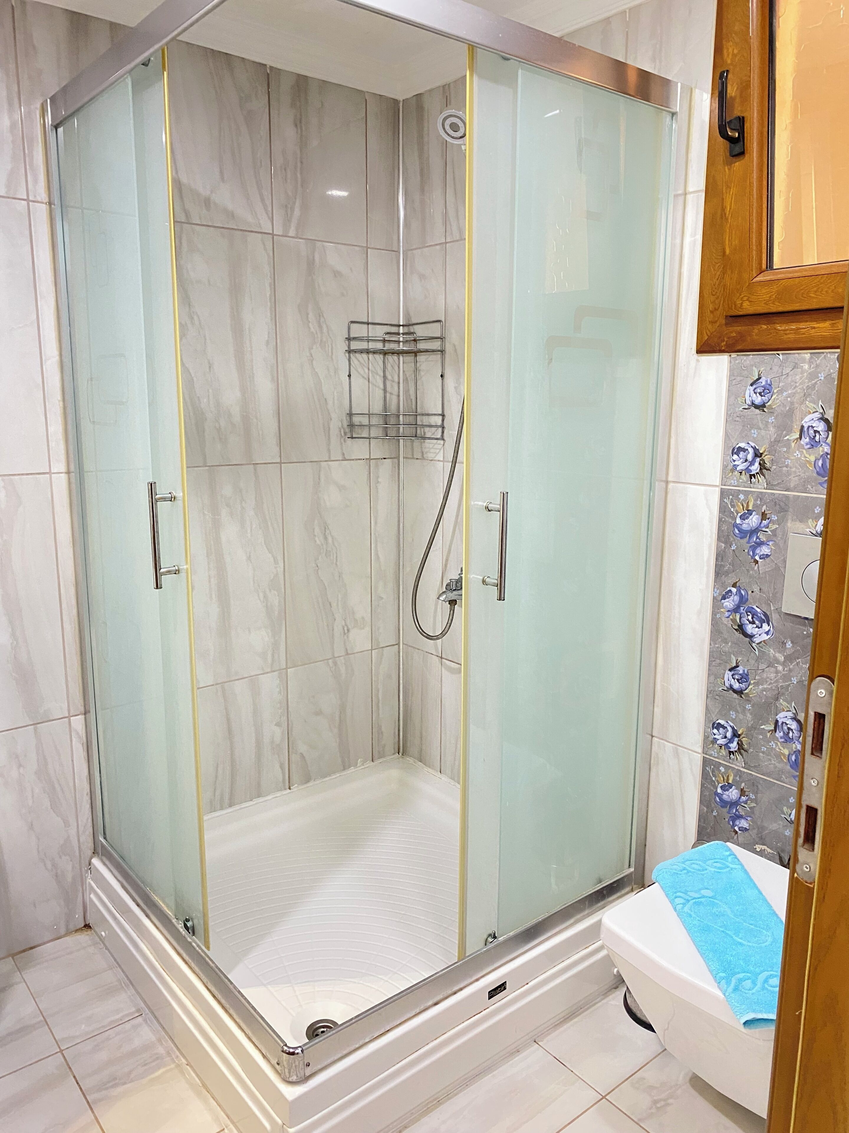 Douche, sèche-cheveux, serviettes fournies, savon