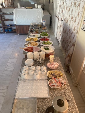 Un buffet con diversi cibi e stoviglie.