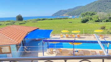 Habitación estándar, varias camas, balcón, vista al mar | Ropa de cama de alta calidad, wifi gratis y ropa de cama