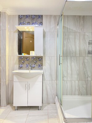 Ducha, secador de pelo, toallas, jabón