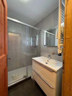 Secadora de cabello, toallas, jabón, shampoo 