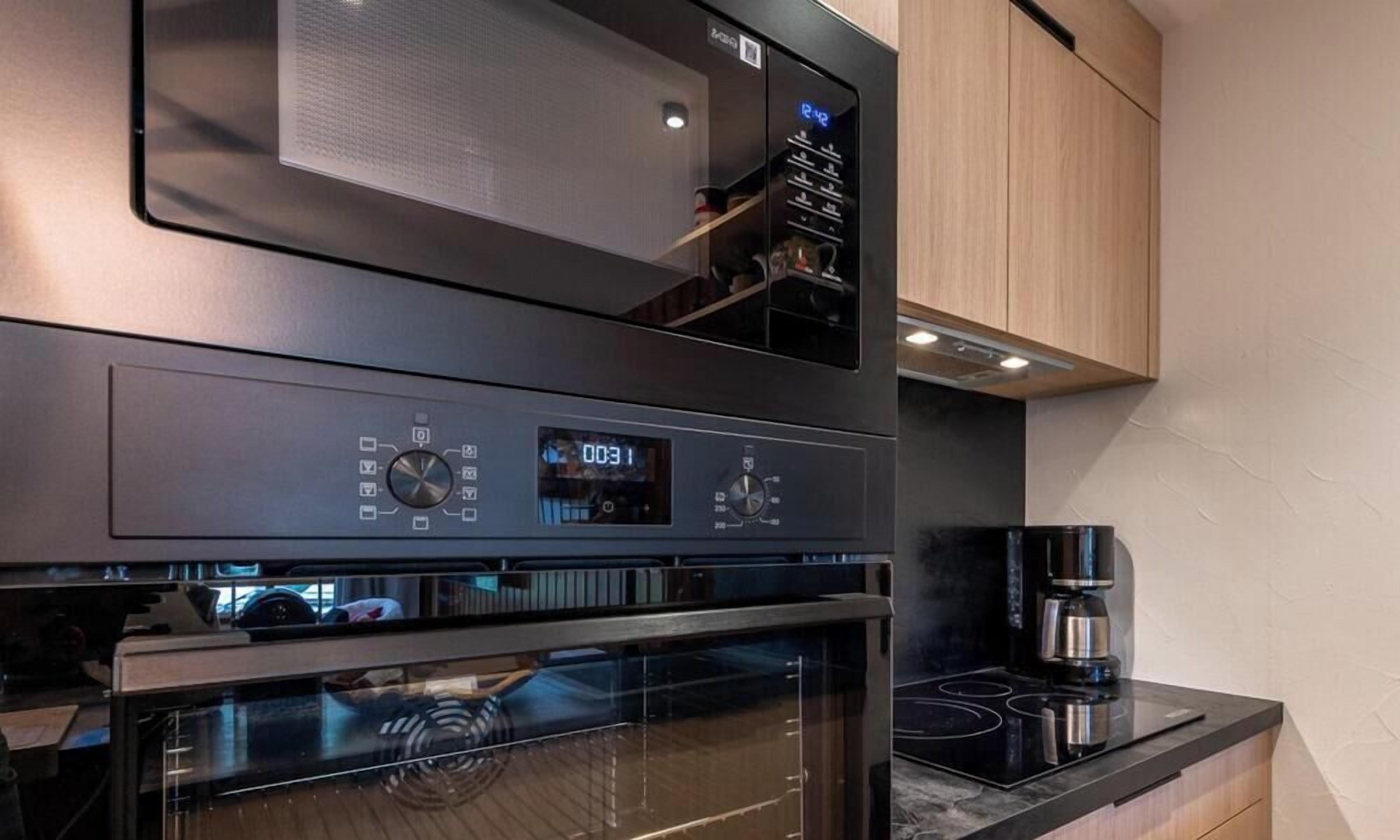 Coffee/tea maker, fridge, microwave, oven