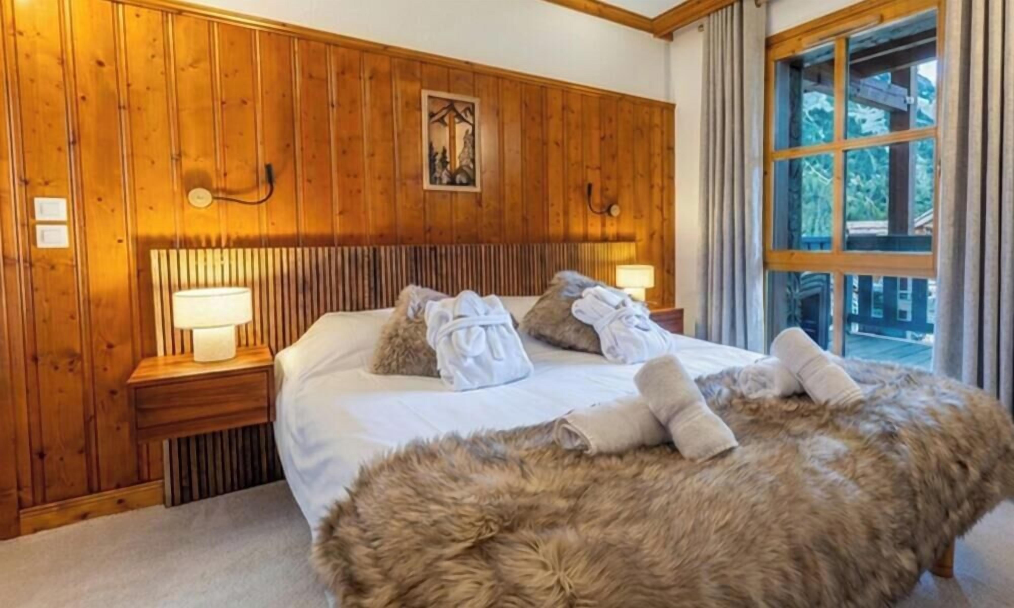 Een strijkplank/strijkijzer, reisbedje, gratis wifi, beddengoed