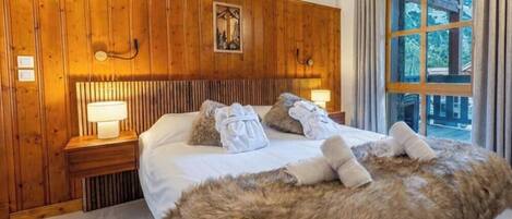 Iron/ironing board, travel cot, free WiFi, bed sheets