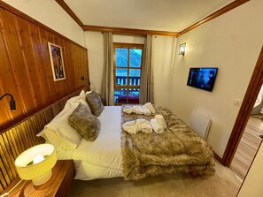 Bügeleisen/Bügelbrett, Reisekinderbett, kostenloses WLAN, Bettwäsche
