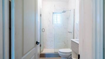 House, 2 Bedrooms, Smoking, Balcony | Bathroom