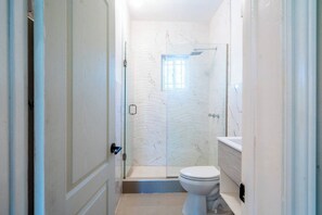 Maison, 2 chambres, fumeur, balcon | Salle de bain