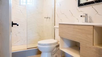 House, 2 Bedrooms, Smoking, Balcony | Bathroom