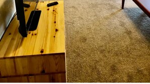 Una habitación con un escritorio de madera, televisor, ventana con persianas y una puerta.