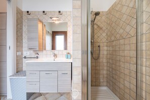 Dusche, Bidet, Shampoo