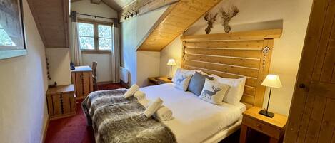 3 chambres, bureau, fer et planche à repasser, lit parapluie