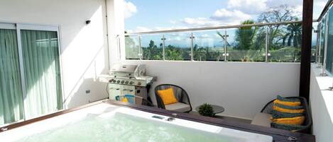 Appartement, 3 chambres, fumeur, balcon | Bain à remous extérieur