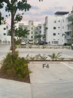 Apartment, 3 Schlafzimmer, Raucher, Balkon | Unterkunftsgelände