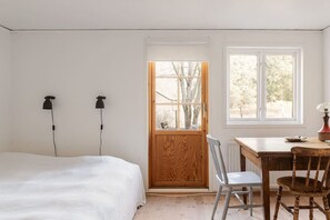 Een bureau, een strijkplank/strijkijzer, wifi, beddengoed