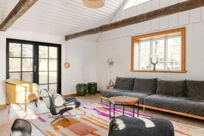 Een televisie en een open haard