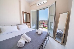 Apartamento, vistas al mar | Tabla de planchar con plancha, wifi gratis, ropa de cama
