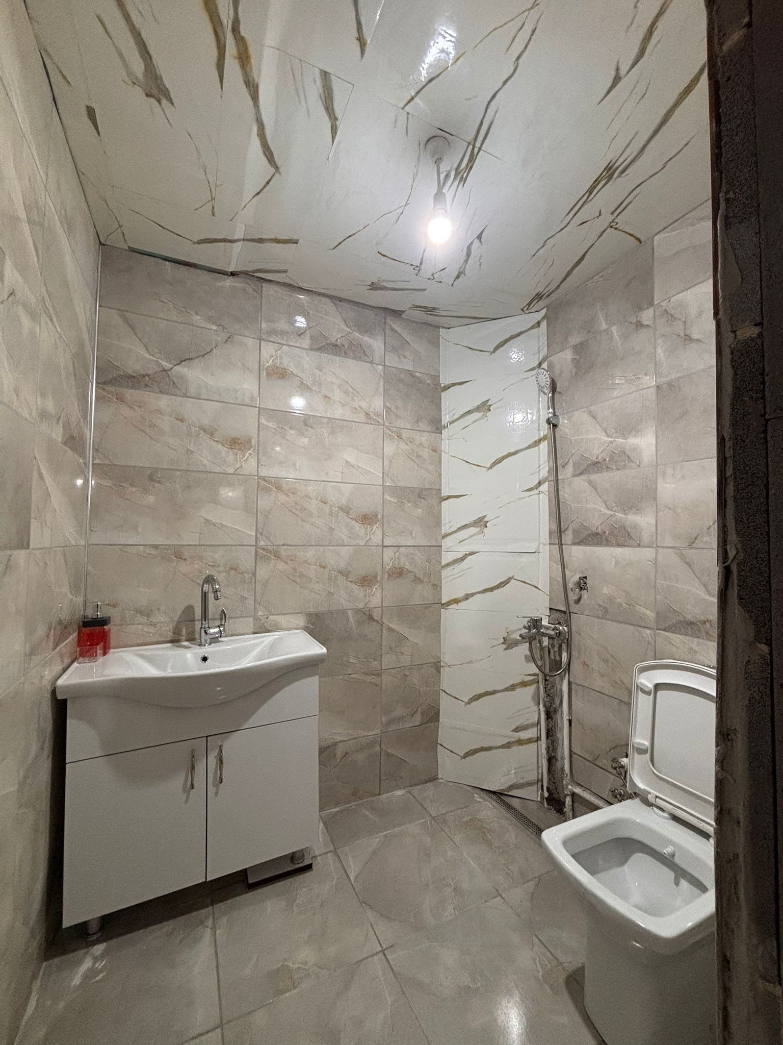 Habitación clásica, vistas a la ciudad | Baño | Ducha, artículos de higiene personal gratuitos y secador de pelo