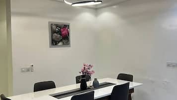 Apartamento familiar, balcón, vistas a la ciudad | Restauración