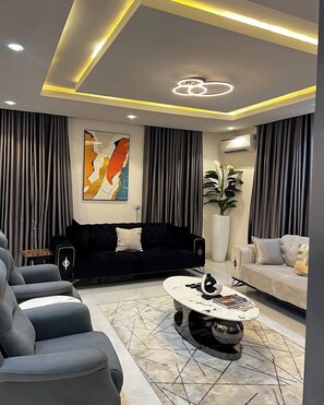 Apartamento familiar, balcón, vistas a la ciudad | Zona de estar