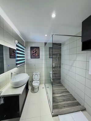 Apartamento familiar, balcón, vistas a la ciudad | Baño | Artículos de higiene personal gratuitos, secador de pelo y toallas