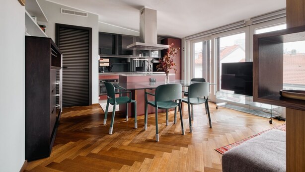 A modern kitchen with a dining area, large windows, and a TV. - Hostmate - Milano - Burlamacchi 4 - Porta Romana  (Milano)