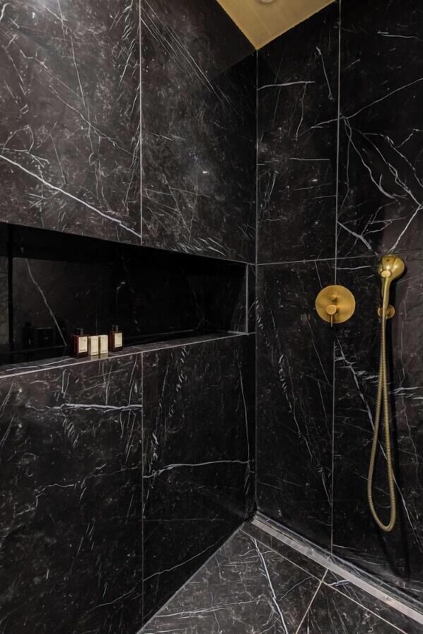 Shower, hair dryer, towels, soap - JUST STEPS FROM LA MADELEINE & THE ICONIC FAUBOURG SAINT-HONORÉ (Paris)