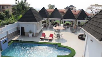 Una piscina al aire libre