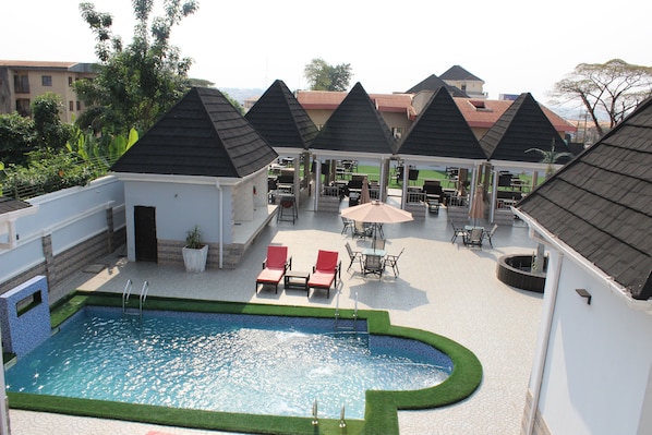 Una piscina al aire libre