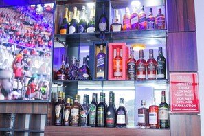 4 bares y bar junto a la piscina