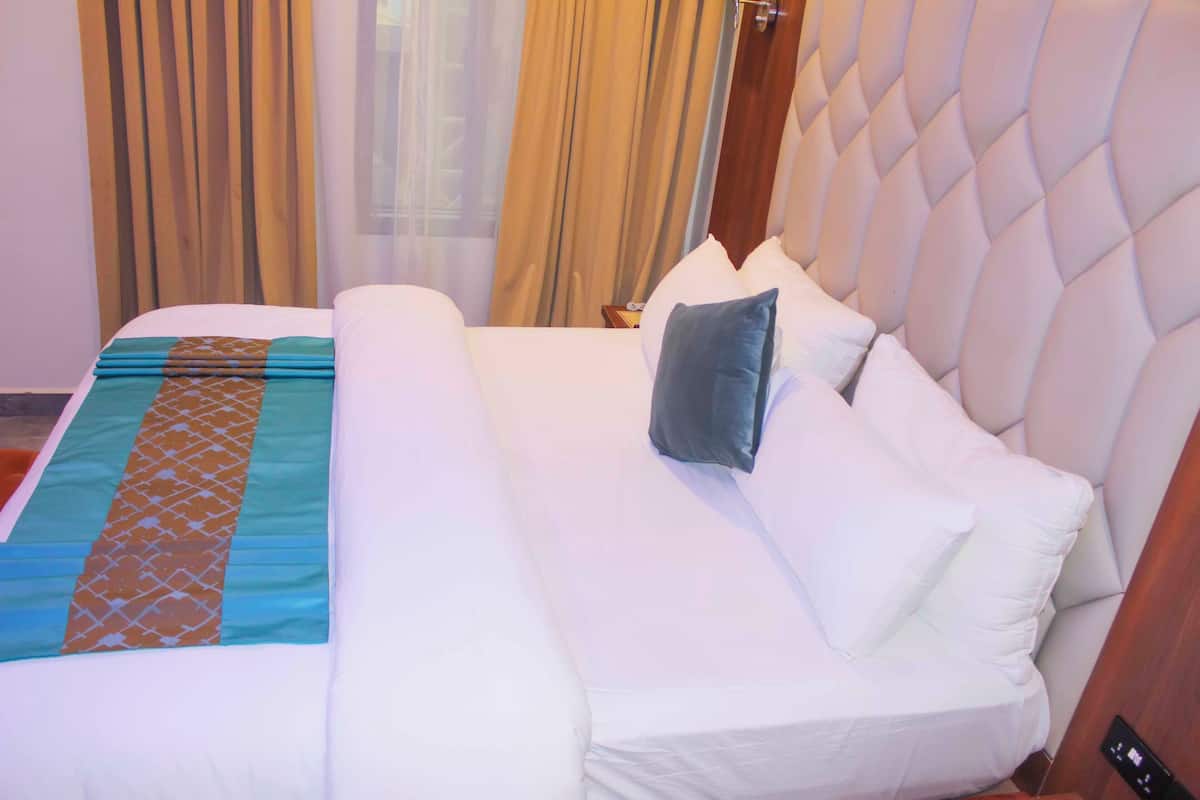 Deluxe Room | Premium bedding, in-room safe, free WiFi, bed sheets