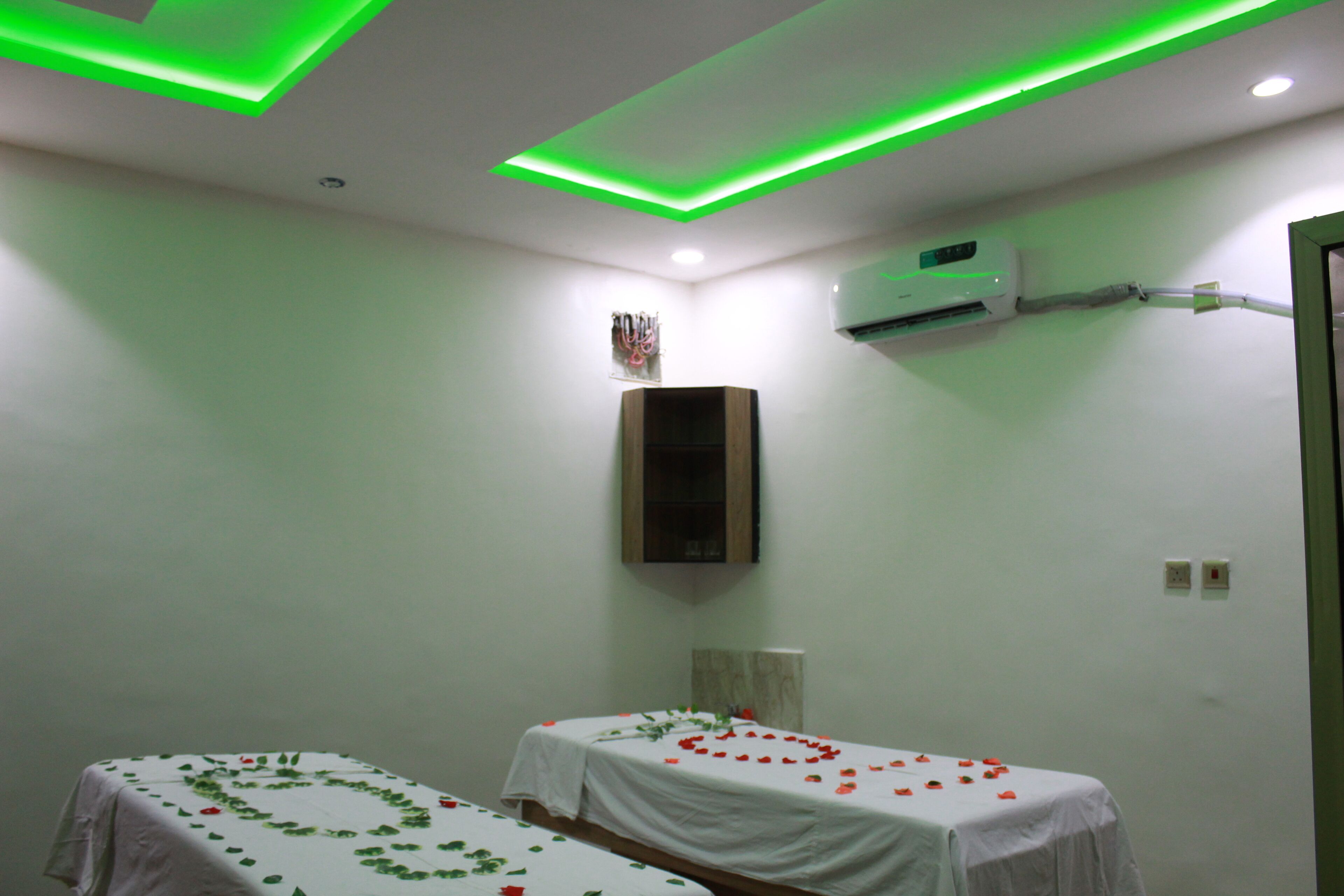 Couples treatment rooms, Turkish bath, body treatments, hydrotherapy
