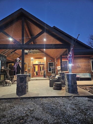 2 BDR Finished Basement, Fitness Room, Kitchen, 1.5 Bath
Pool, Hot Tub May-Sep