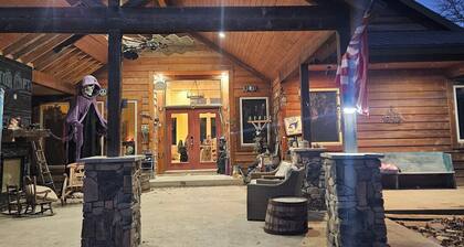 2 BDR Finished Basement, Fitness Room, Kitchen, 1.5 Bath
Pool, Hot Tub May-Sep