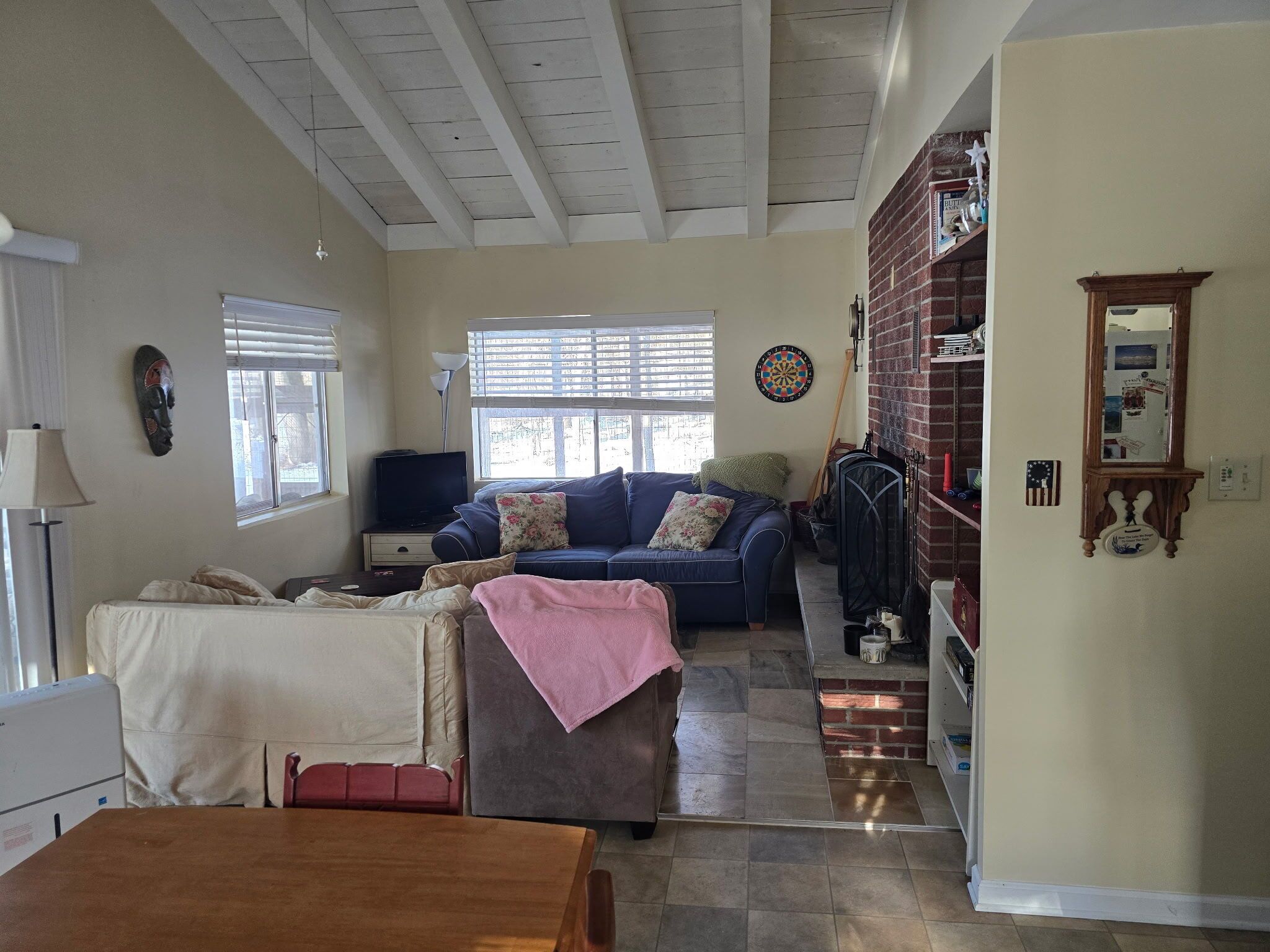 Una Smart TV, una chimenea, libros