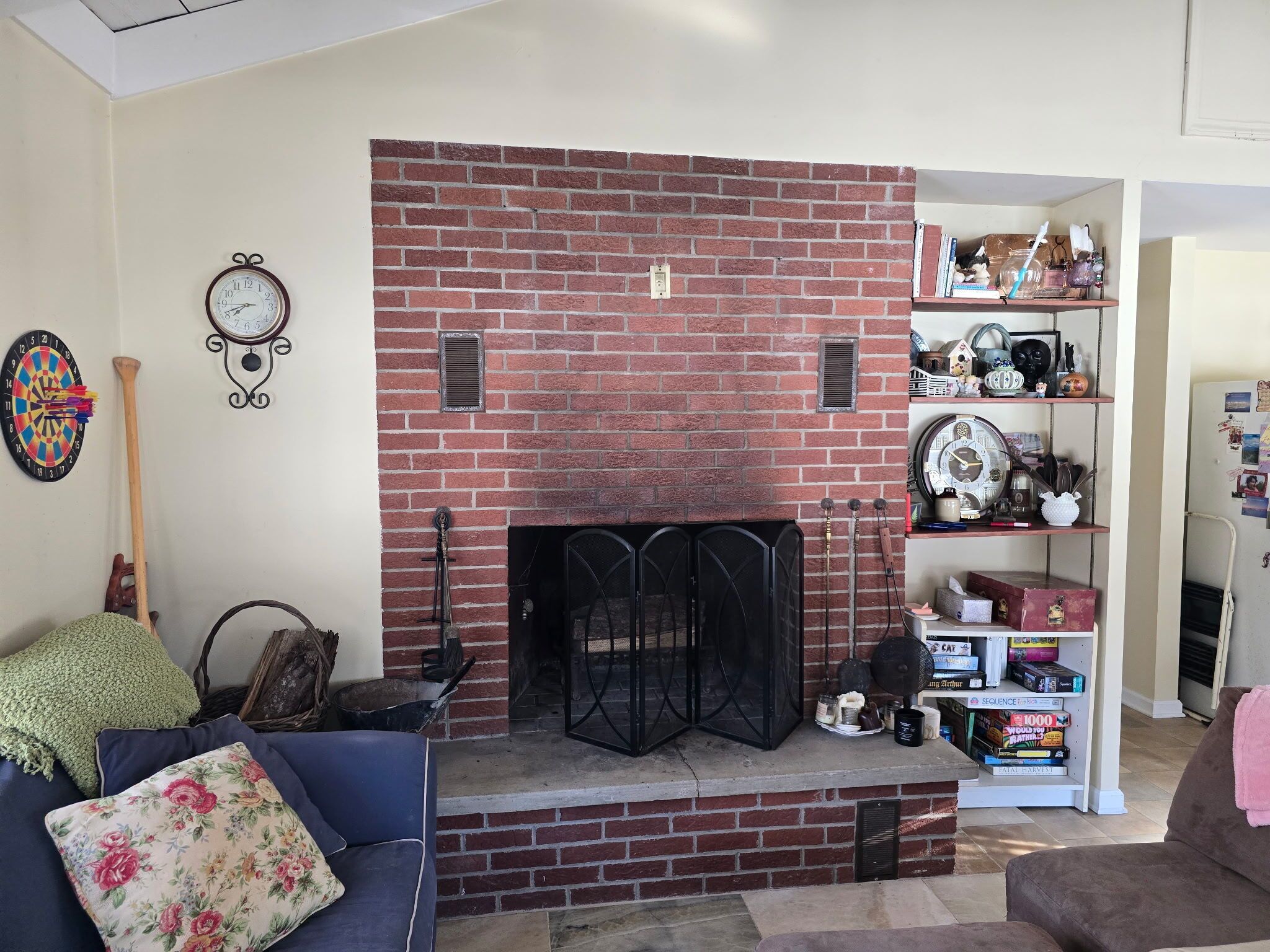 Una Smart TV, una chimenea, libros