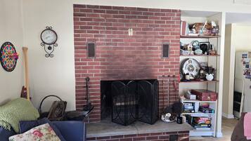 Una Smart TV, una chimenea, libros