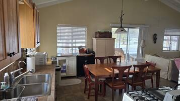 Frigorífico, microondas, horno y placa de cocina