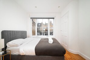 2 bedrooms, free WiFi, bed sheets - Marylebone 2-Bed with Private Roof Terrace (London)