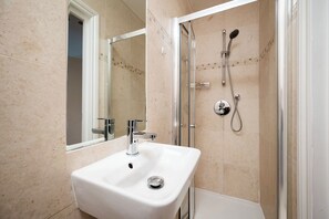 Hair dryer, towels, soap, toilet paper - Marylebone 2-Bed with Private Roof Terrace (London)