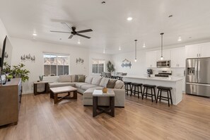 Interior - Chill and Grill Getaway: Resort Pool + Pickleball (Washington)