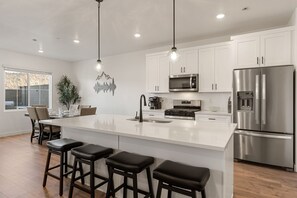 Fridge, microwave, oven, stovetop - Chill and Grill Getaway: Resort Pool + Pickleball (Washington)