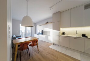 Apartment, Balcony | Private kitchenette | Coffee/tea maker, electric kettle - RentPlanet - Apartament Dąbrowskiego (Poznań)