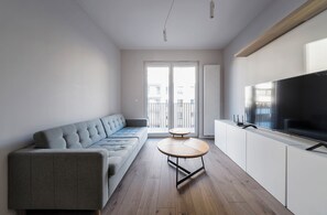 Apartamento, balcón | Sala de estar | Una Smart TV