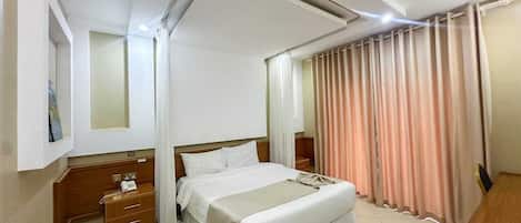 Deluxe Double Room, Balcony, City View | Free WiFi, bed sheets