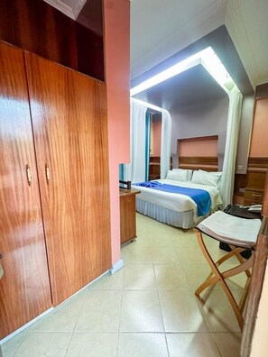 Phòng đơn Deluxe, ban công, quang cảnh thành phố | Truy cập Internet không dây miễn phí, bộ trải giường 