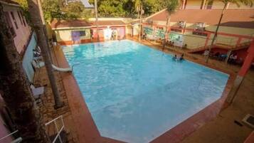 Hồ bơi ngoài trời