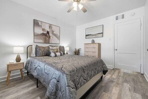 Room - Modern 2BR minutes from downtown Houston, near NRG, Minute Maid, Midtown, and the Museum District. Comfortable, well-located, and ideal for short or extended stays. (Houston)