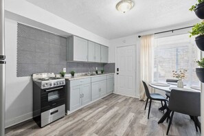 Coffee/tea maker, fridge, microwave, oven - Modern 2BR minutes from downtown Houston, near NRG, Minute Maid, Midtown, and the Museum District. Comfortable, well-located, and ideal for short or extended stays. (Houston)