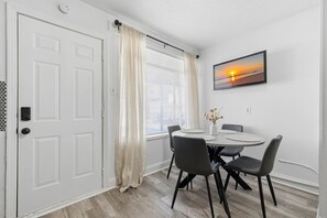 Dining - Modern 2BR minutes from downtown Houston, near NRG, Minute Maid, Midtown, and the Museum District. Comfortable, well-located, and ideal for short or extended stays. (Houston)